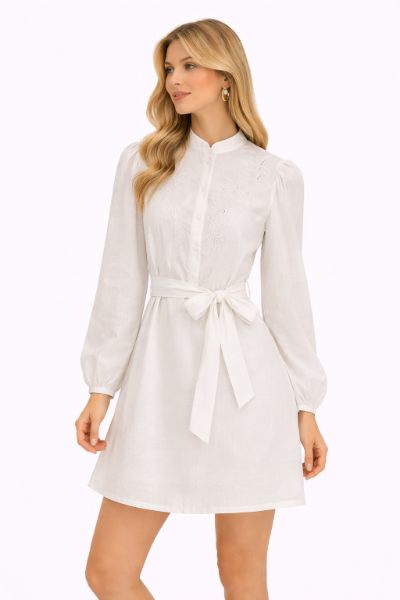 صورة فستان أبيض مطرز بلمسة ملكية(Guess)