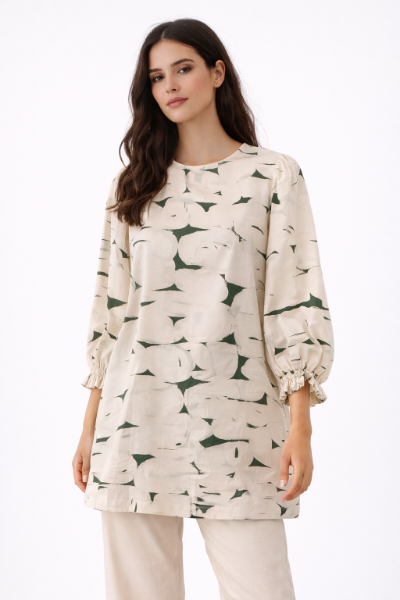 صورة بلوزة منقوشة بأكمام مكشكشة طويلة.(Hanita)