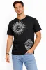 صورة تيشيرت رجالي أسود بطباعة شمس فنية (INSIDE)