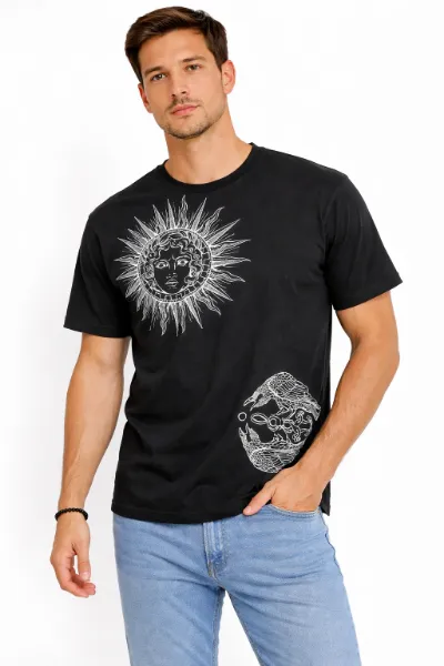 صورة تيشيرت رجالي أسود بطباعة شمس فنية (INSIDE)