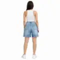 صورة شورت جينز فاتح عصري مريح (inside)