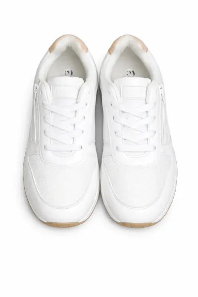 صورة سنيكرز أبيض نسائي  بتفاصيل بيج (INSIDE)