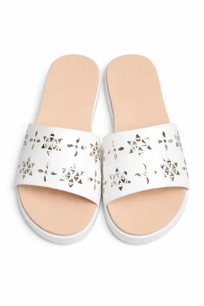 صورة شبشب نسائي أبيض مزخرف (INSIDE)