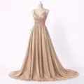 صورة فستان سهرة ذهبي بلمعة ميتاليك وتصميم صدر (Guess)