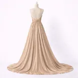 صورة فستان سهرة ذهبي بلمعة ميتاليك وتصميم صدر (Guess)