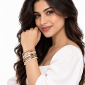 صورة أساور يد ذهبية مرصعة